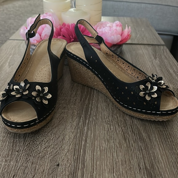 Alexis Leroy Wedge Heel Cut-Out Peep Toe Slingback Women's Sandals. Size 8.5 - Picture 2 of 6